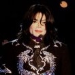 Michael recieves the "Millennium Award" at the World Music Award ceremony.