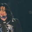 Michael recieves the "Millennium Award" at the World Music Award ceremony.