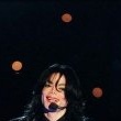 Michael recieves the "Millennium Award" at the World Music Award ceremony.