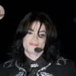 Michael recieves the "Millennium Award" at the World Music Award ceremony.