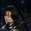 Michael recieves the "Millennium Award" at the World Music Award ceremony.