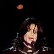 Michael recieves the "Millennium Award" at the World Music Award ceremony.