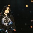 Michael recieves the "Millennium Award" at the World Music Award ceremony.