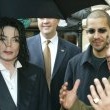 Michael visits England accompanied by Uri Geller and magician David Blaine.