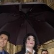 Michael visits England accompanied by Uri Geller and magician David Blaine.