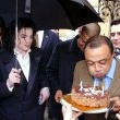 Michael visits England accompanied by Uri Geller and magician David Blaine.