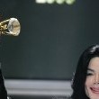 World Music Awards. Beyonce Knowles presents Michael the 'Diamond Award'.