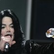 World Music Awards. Beyonce Knowles presents Michael the 'Diamond Award'.
