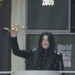 World Music Awards. Beyonce Knowles presents Michael the 'Diamond Award'.