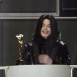 World Music Awards. Beyonce Knowles presents Michael the 'Diamond Award'.