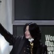World Music Awards. Beyonce Knowles presents Michael the 'Diamond Award'.