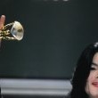 World Music Awards. Beyonce Knowles presents Michael the 'Diamond Award'.