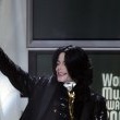 World Music Awards. Beyonce Knowles presents Michael the 'Diamond Award'.