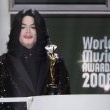 World Music Awards. Beyonce Knowles presents Michael the 'Diamond Award'.