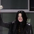 World Music Awards. Beyonce Knowles presents Michael the 'Diamond Award'.