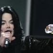 World Music Awards. Beyonce Knowles presents Michael the 'Diamond Award'.