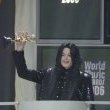 World Music Awards. Beyonce Knowles presents Michael the 'Diamond Award'.