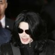 World Music Awards. Michael walks the red carpet and signs his autograph for fans as he enters the ceremony.