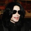 World Music Awards. Michael walks the red carpet and signs his autograph for fans as he enters the ceremony.