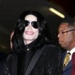 World Music Awards. Michael walks the red carpet and signs his autograph for fans as he enters the ceremony.
