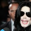 World Music Awards. Michael walks the red carpet and signs his autograph for fans as he enters the ceremony.